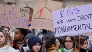 L'inscription de l'IVG dans la Constitution en suspens, au grand dam des associations et de la gauche qui s'alarment de la régression de ce droit aux États-Unis comme en Europe.