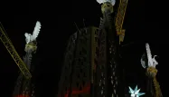 La Sagrada Familia de Barcelone illumine ses nouvelles tours