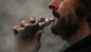 «Une porte de secours» : des addictologues redoutent que la cigarette électronique fasse les frais du plan anti-tabac