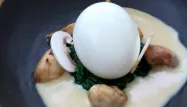 Œuf mollet aux champignons, crème des croûtes de comté et purée d'épinards du Chef N'Zem