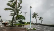 Cyclone Belal : trois personnes sans domicile fixe sont mortes à La Réunion, annonce Darmanin