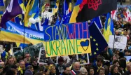Deux ans de guerre en Ukraine : Paris, Lille, Strasbourg... Des milliers de Français défilent en soutien à Kiev