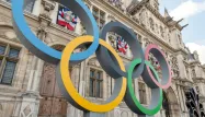 JO Paris 2024 : pourquoi la distribution d'une pièce de 2 euros à chaque écolier fait polémique