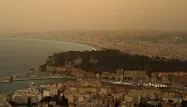 La ville de Nice est recouverte d'un nuage de sable du Sahara.