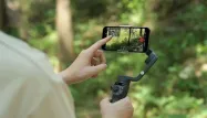 Une femme utilise un stabilisateur de smartphone en pleine nature