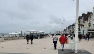 «Le pont de mai, ça fait du bien» : malgré le manque de soleil, les promeneurs en profitent à Malo-Les-Bains