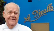 Jacques Le Divellec devant son restaurant parisien