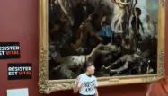 Louvre : collage de militants autour de «La liberté guidant le peuple»