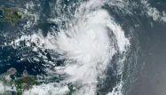 La tempête Ernesto longe la Guadeloupe sans dégâts majeurs, vigilance rouge maintenue