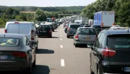 Retours de vacances : plus de 700 km de bouchons sur les routes à la mi-journée