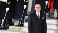 Le Premier ministre Bernard Cazeneuve invite chacun à garder son "sang froid" face aux propos et tweets de Donald Trump.