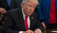 Donald Trump, signature, décret crédit : NICHOLAS KAMM / AFP - 1280