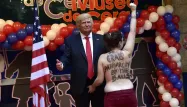 "Attrapons le patriarcat par les c....", a lancé mardi une militante Femen devant la statue de cire de Donald Trump à Madrid.