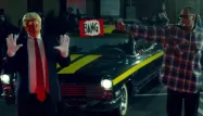 Snoop Dogg sort un pistolet d'où jaillit un drapeau rouge marqué du mot "Bang" sur un clown ressemblant à Donald Trump.