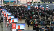 Dans les gares et les aéroports, des millions de Chinois attendent leurs trains et leurs avions pour retrouver leurs familles à l'occasion du Nouvel An.
