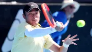 Yibing Wu est devenu le premier Chinois à remporter une épreuve du circuit professionnel masculin, dimanche à Dallas, après sa victoire 6-7 (4/7), 7-6 (7/3), 7-6 (14/12) sur John Isner