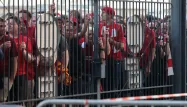 De nombreux supporters se sont retrouvés bloqués aux entrées du stade.