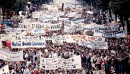 Le 24 juin 1984, des centaines de milliers de manifestants défilent dans les rues pour défendre l'école libre.