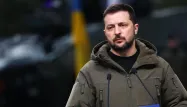 Le président ukrainien Volodymyr Zelensky n'a pas tardé à incriminer des "monstres" russes après la diffusion de cette vidéo.