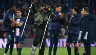 Presnel Kimpembe, blessé, est descendu sur la pelouse du Parc des Princes après la victoire du PSG contre Lens