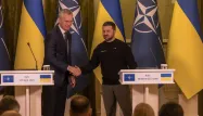 Jens Stoltenberg (à gauche) et Volodymyr Zelensky (à droite) se sont rencontrés ce jeudi à Kiev. (Illustration)