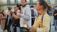 Un peu partout en France, des opposants à la réforme des retraites se sont réunis pendant l'allocution, pour faire des concerts de casseroles.