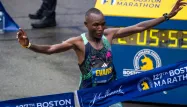 Le Kényan Evans Chebet a remporté lundi le marathon de Boston pour la deuxième année consécutive, s'imposant en 2 h 05 min 54