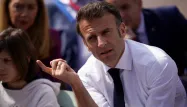 En déplacement dans un collège de l'Hérault ce jeudi, Emmanuel Macron a annoncé une augmentation de salaire de "100 à 230 euros net" par mois pour tous les enseignants.