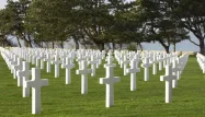 Anniversaire du D-Day : au cimetière américain, ils traversent l'océan pour leur devoir de mémoire
