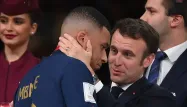 Emmanuel Macron était descendu sur la pelouse pour consoler Kylian Mbappé lors de la défaite des Bleus contre l'Argentine en finale du Mondial 2023