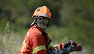 Pour économiser l'eau, les pompiers cherchent des solutions parallèles pour maîtriser les feux.