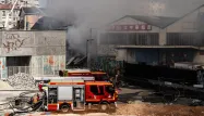 À Aubervilliers ce mardi, un incendie s'est déclaré en début d'après-midi dans un entrepôt textile.