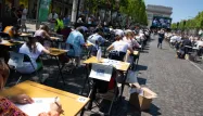 5.000 personnes se sont réunies ce dimanche après-midi sur les Champs-Élysées pour participer à une dictée géante.