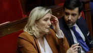 Marine Le Pen s'indigne du rapport parlementaire qui souligne les liens de son parti avec la Russie.