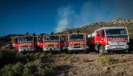 Des véhicules sont mobilisés dans l'arrière pays varois pour lutter contre les feux de forêt.