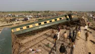 Au moins 28 personnes ont été tuées dans le déraillement d'un train dimanche dans le sud du Pakistan, a annoncé le ministre pakistanais des Chemins de fer.