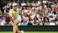 La tenante du titre femme de Wimbledon Elena Rybakina s'est facilement qualifiée pour le deuxième tour.