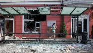 Au moins sept personnes sont mortes et 110 blessés après qu'un missile russe ait frappé samedi le centre-ville de Tcherniguiv, en Ukraine.