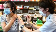 A Paris, des dizaines de personnes se pressent pour faire leur vaccin contre le Covid-19.