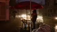 Des millions d'Ukrainiens ont passé la journée sans courant et dans le froid.