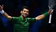 Novak Djokovic égale le record de Roger Federer et devient, à 35 ans, le joueur le plus âgé à remporter le « tournoi des maîtres ».