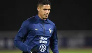Le défenseur et vice-capitaine Raphaël Varane, blessé le 22 octobre à une cuisse, a pris part à une partie de l’entraînement des Bleus, lundi.