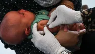 Ce bébé reçoit un vaccin contre la tuberculose.