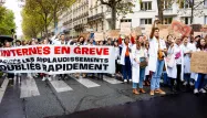 Plusieurs internes en médecine sont descendus dans la rue pour protester contre l'extension de leurs études et leur placement "en priorité" dans les déserts médicaux.