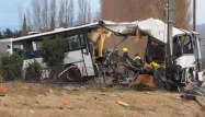 Le car scolaire, totalement détruit après sa collision avec un train régional à Millas en 2017.