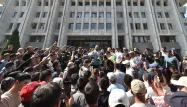 Des manifestants demandent aux autorités kirghiz de soutenir les habitants de la province de Batken après un regain de tensions avec le Tadjikistan.