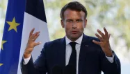 Emmanuel Macron n'en a pas encore tout à fait terminé avec sa visite officielle en Algérie.