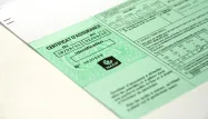 La Fédération France Assureurs souhaite la supprimer la vignette verte de nos pare-brises.