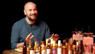 L'humoriste Kyan Khojandi reçoit Jonathan Cohen pour le premier numéro de "Hot Ones".