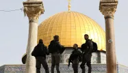 Des soldats israéliens devant la mosquée Al-Aqsa le 17 avril 2022 (Illustration)